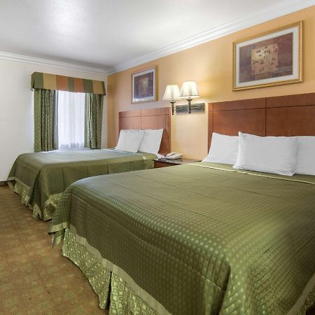 Rodeway Inn Adelanto Us 395 Exterior photo